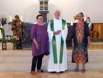 De gauche à droite : Marylène Rusterholz, l’abbé Pierre Girardin et Chantal Franc