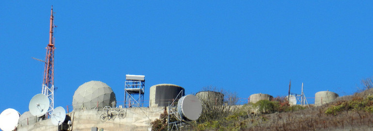 Base militaire israélienne avec sa batterie de radars...