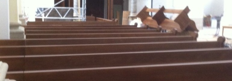 Les nouveaux bancs de l'église en pleine installation