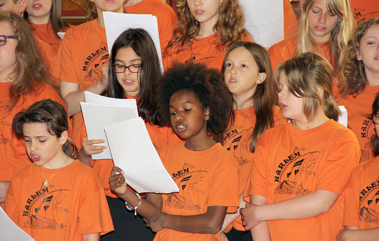 Les enfants du Groupe Harlem à la fête