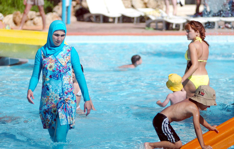 En France, vive controverse sur le burkini