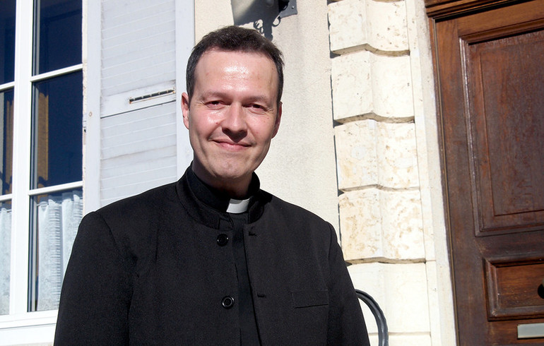 L'abbé Romain Gajo, prêtre exorciste