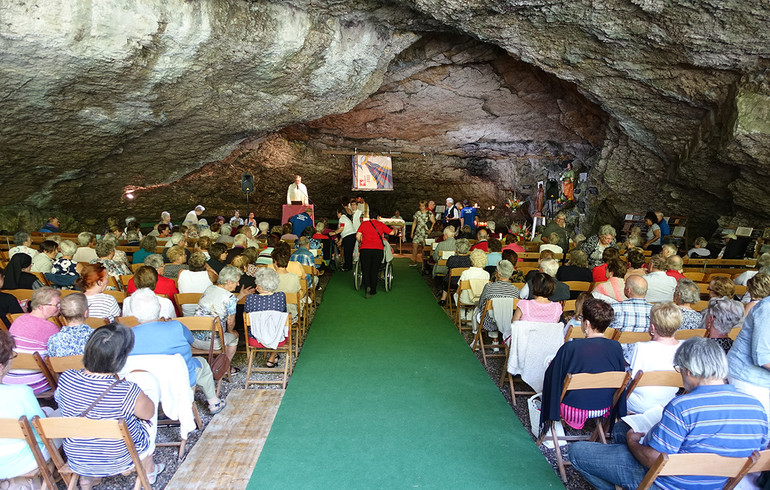 Quand la grotte d'Undervelier se mue en église