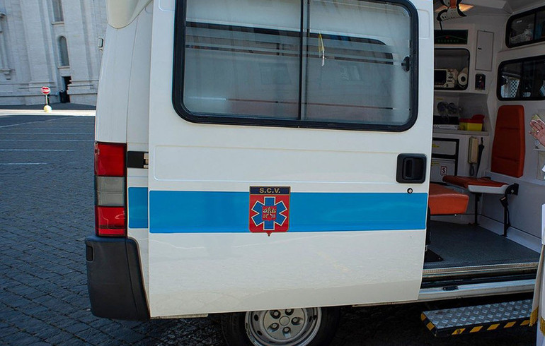 Le pape François met une ambulance au service des plus pauvres