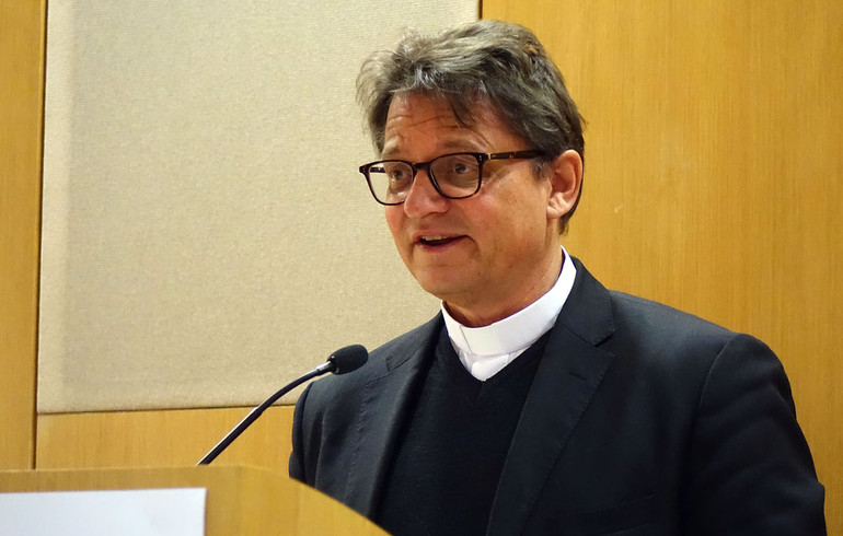 Mgr Gmür critique l'Instruction sur la conversion des paroisses