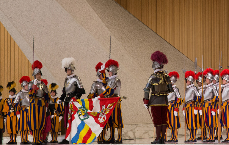 Trente-huit nouveaux gardes du pape assermentés