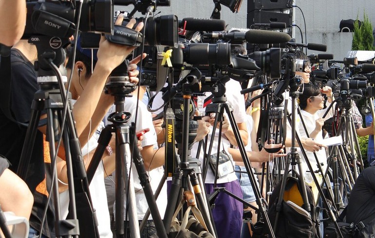 Écoute, patience, étonnement, la leçon du pape aux journalistes