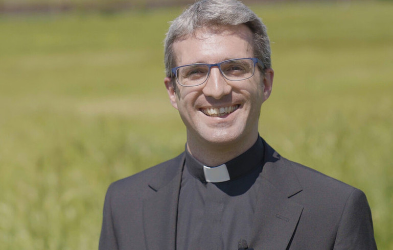 Un astrophysicien suisse ordonné prêtre à Rome