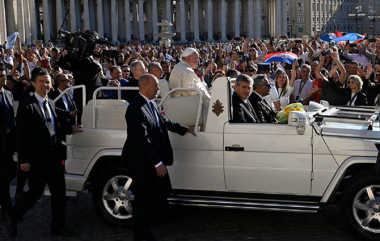 Lors de l'audience, le pape François enseigne la «prière du 'Ciao'!»